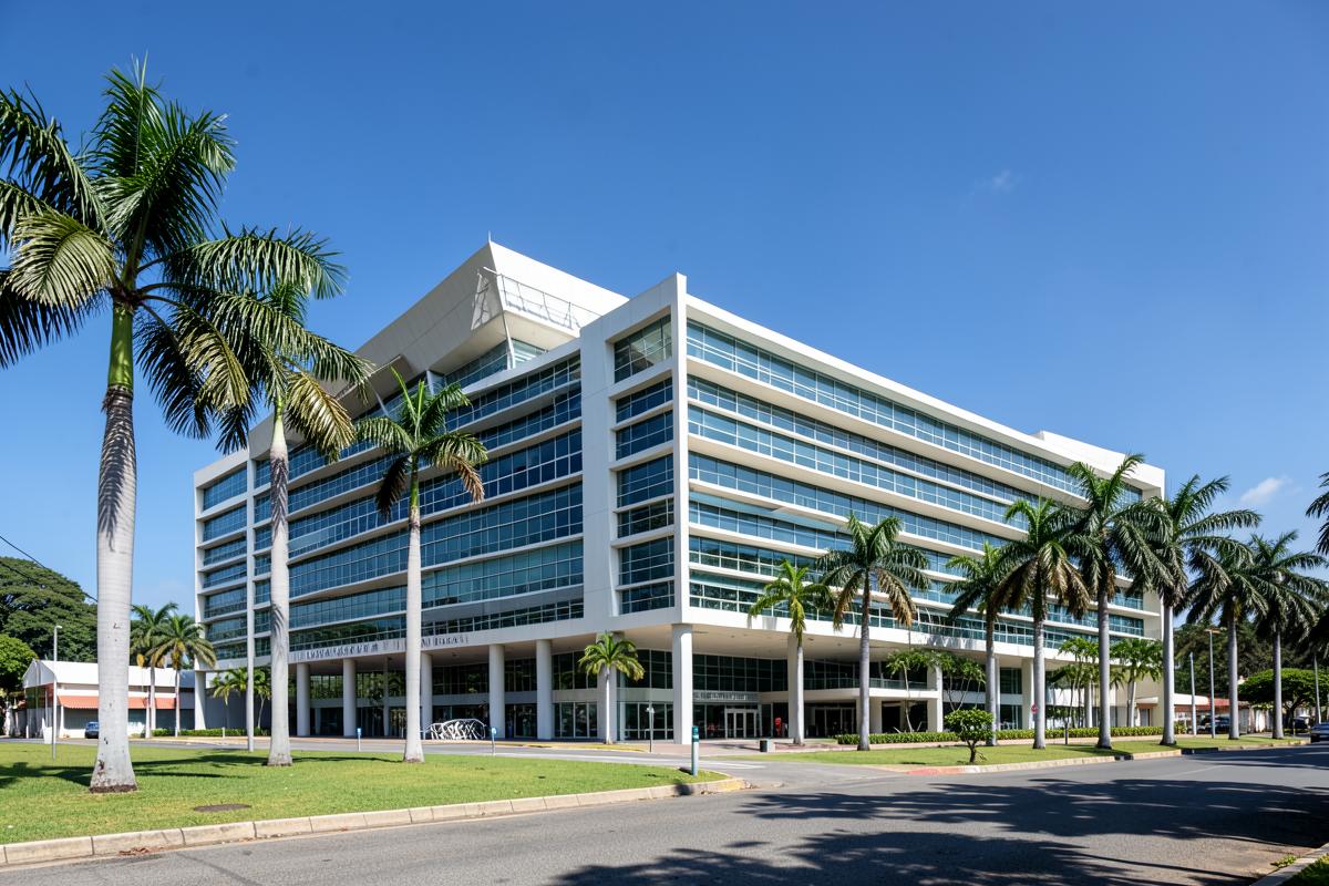 Fachada do Centro de Convenções de Salvador com palmeiras